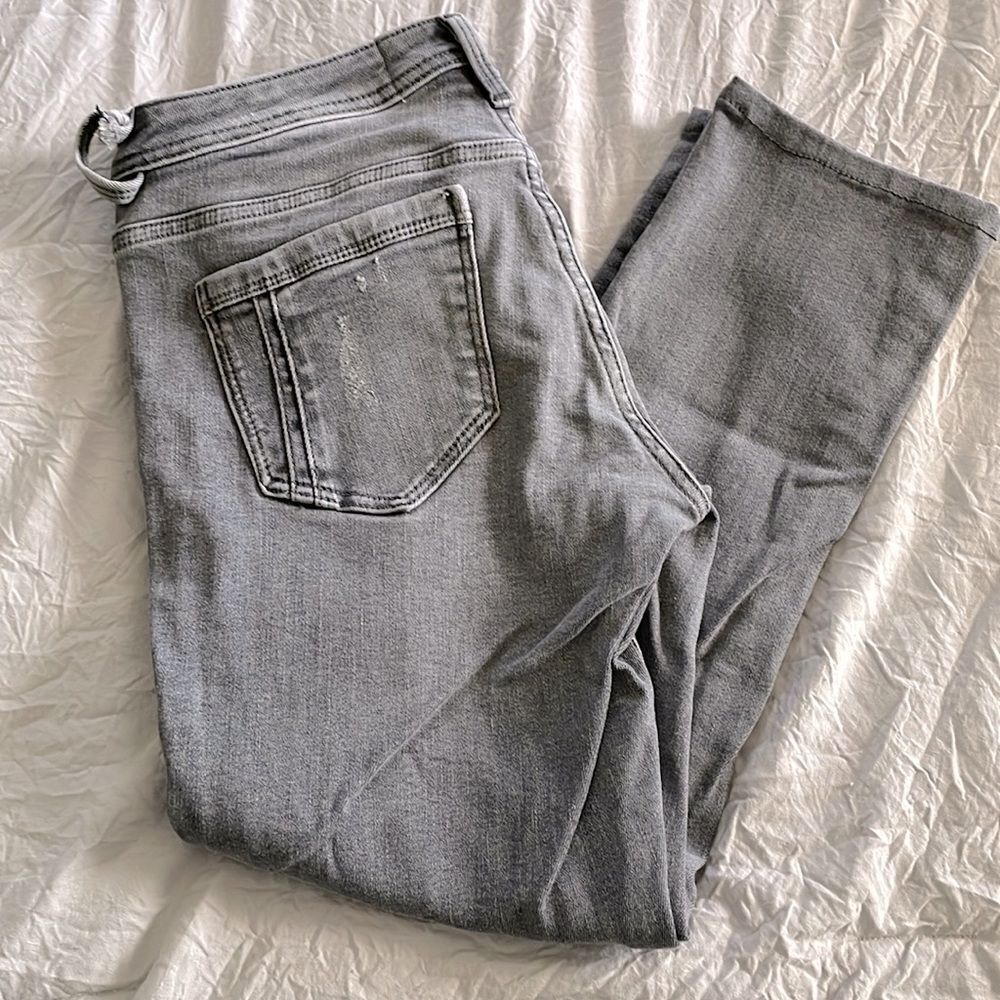 Liz Claiborne LizWear Distressed Cropped Jeans Gray Wash Size 6